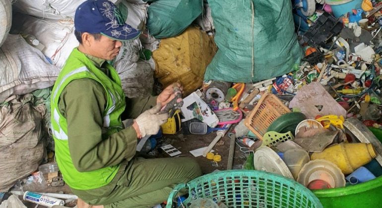 Hoan Kiem District collects low-value plastic