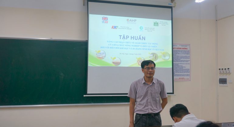 Tập huấn “Nâng cao nhận thức về giảm thiểu tác động của hóa chất nông nghiệp và đốt lộ thiên đối với Biến đổi Khí hậu và đa dạng sinh học tại Việt Nam” tại trường Đại học Khoa học Tự nhiên.